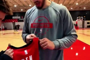 互赠🎁申京收到中国风围巾，任嘉伦在火箭训练馆获赠26号球衣